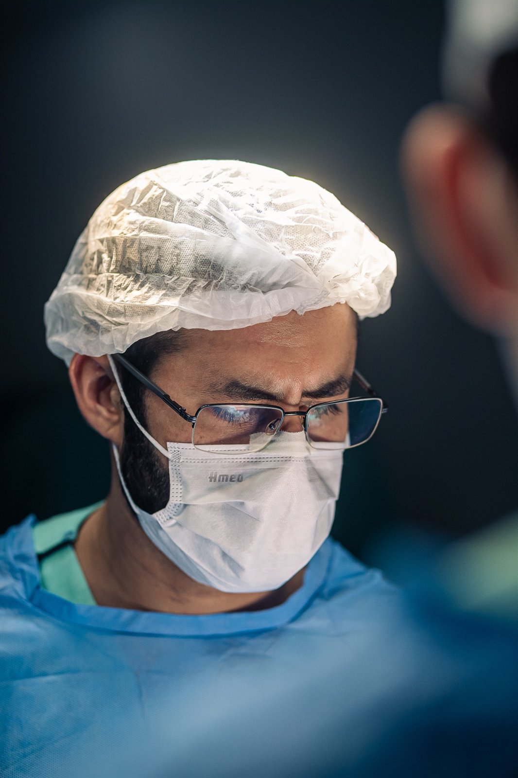 Dr. Ronnys Ruggery concentrado durante uma cirurgia
